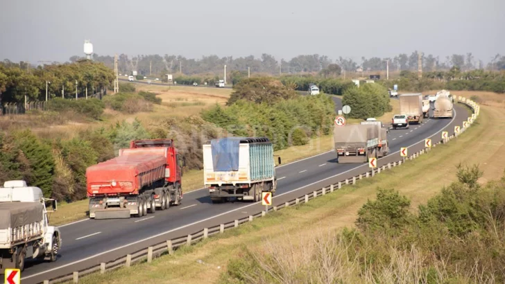 Camioneros denuncian discriminación y marchan en caravana por Autopista