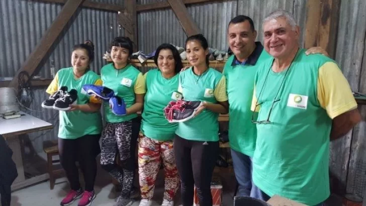 Serodino lanzó su fábrica de zapatillas y sorprendió