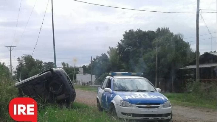 Accidente: Un auto volcó tras chocar con una moto