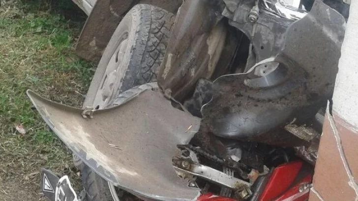 Grave accidente: una Hilux chocó a dos chicas en moto