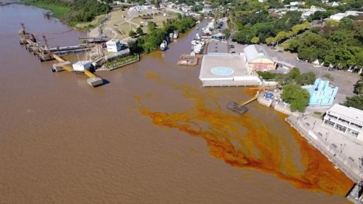 Gran derrame de aceite en el Río Paraná: calculan 800 litros