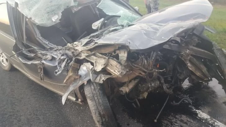 Accidente entre un auto y un camión en la Autopista a Santa Fe