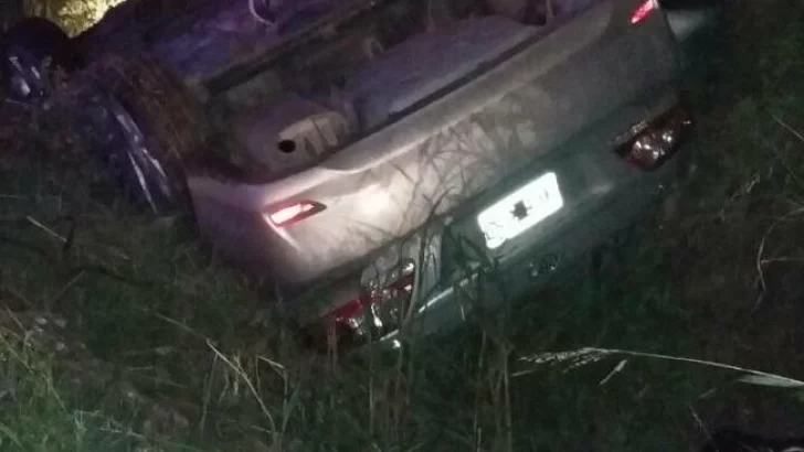 Vuelco milagroso: Perdió el control del auto pero salió ilesa