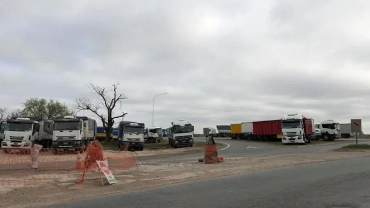 Camioneros mantienen un paro nacional con cortes en los puertos
