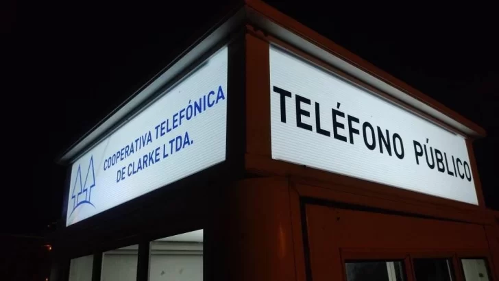 Vandalizaron la recién restaurada cabina telefónica de la Cooperativa de Clarke