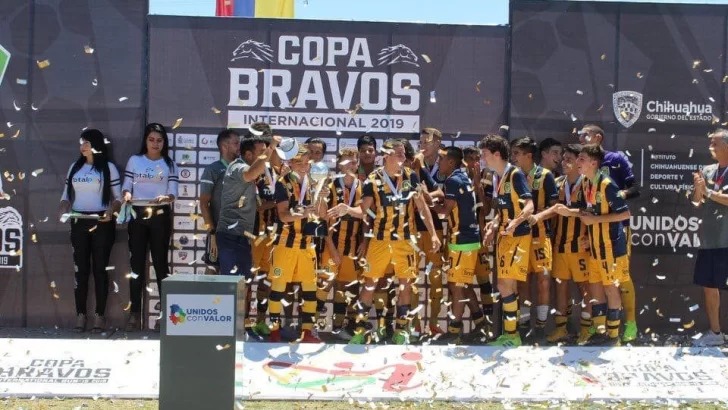 Un joven futbolista timbuense se coronó campeón en México