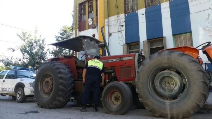 Ladrones robaron la batería de un tractor y quedaron detenidos