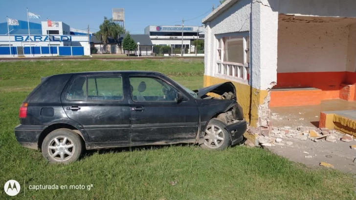 Tres jóvenes de Maciel perdieron el control del auto y chocaron una garita