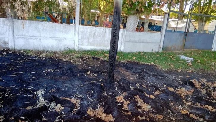 Quemaron un poste de luz frente al Jardín de Infantes