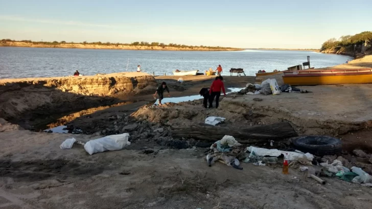 Un grupo de vecinos limpió residuos de la costa de Puerto Aragón