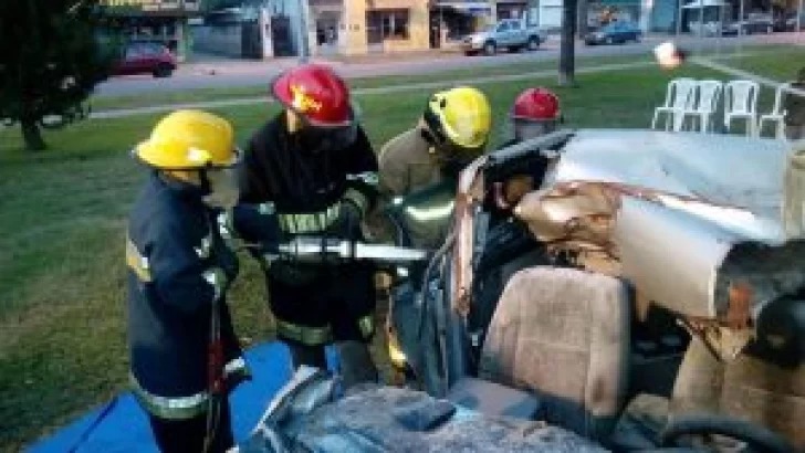 En una jornada de capacitación, los aspirantes a bomberos realizaron un exitoso simulacro