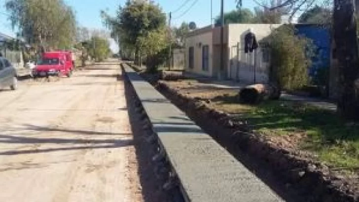 La Comuna de Timbúes construye cordón cuneta en calles céntricas