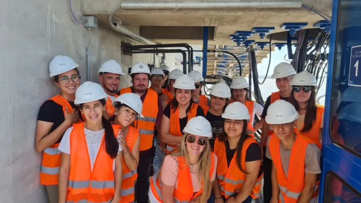 Alumnos del curso de APOSGRAN visitaron la planta de ACA Timbúes