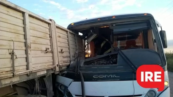 Un minibus que transportaba trabajadores chocó a un semirremolque parado