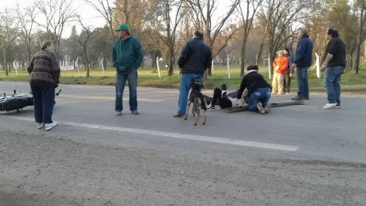 Dos jóvenes internados tras chocar un camión y una moto