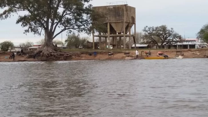 Buscan intensamente a un joven que cayó al río en Puerto Aragón