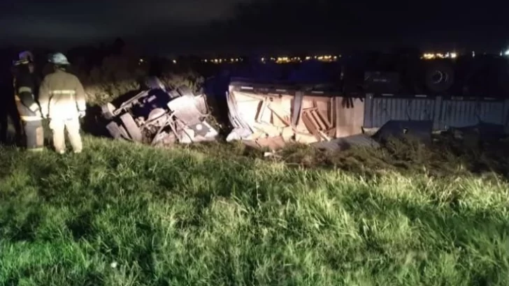 Murió un policía tras el vuelco de un camión en autopista: Había subido luego de “hacer dedo”