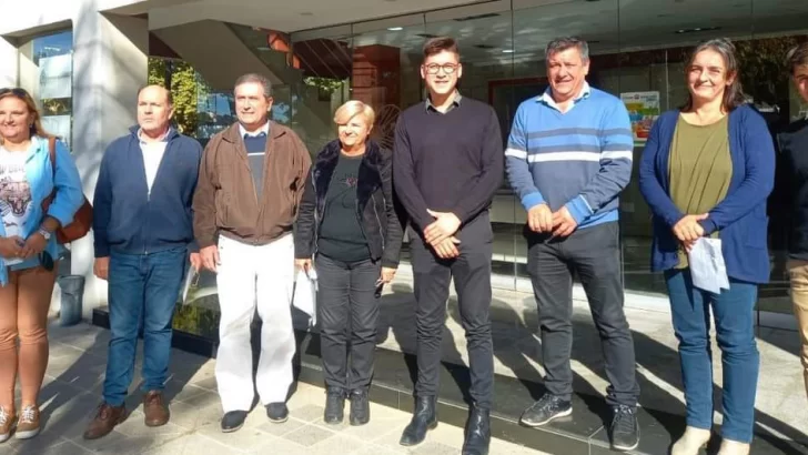 Carrizales y firmó el convenio de la Movilidad Educativa Rural