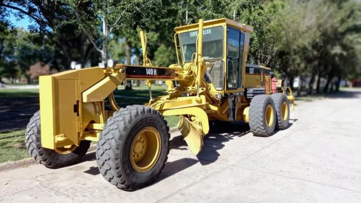 Barrancas adquirió y presentó una nueva motoniveladora