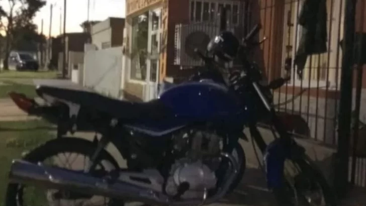 Llegaron en auto, forzaron un portón y robaron una moto en Barrancas