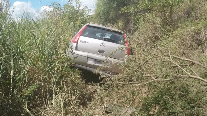 Un auto despistó y terminó en la zanja del camino entre Barrancas y Puerto Aragón