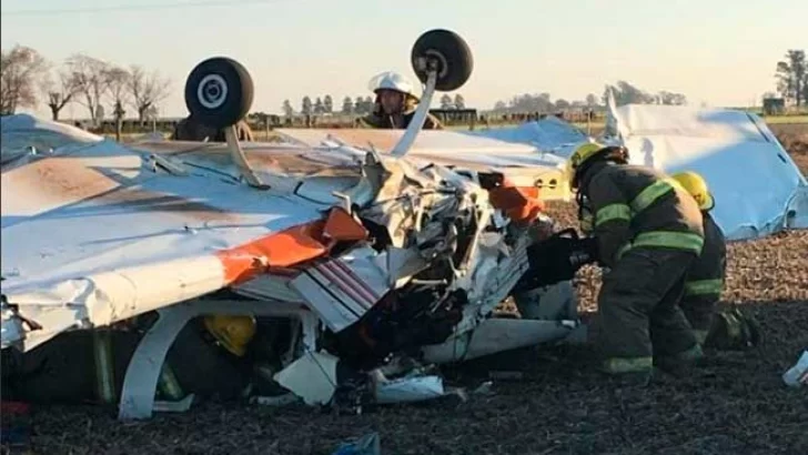 Una avioneta se estrelló en un campo y dejó dos personas heridas