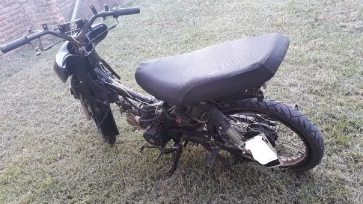 La policía encontró una moto abandonada y buscan sus dueños