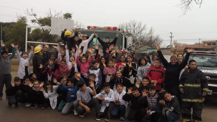 Los chicos de la Escuela N° 217 recibieron la visita los Bomberos