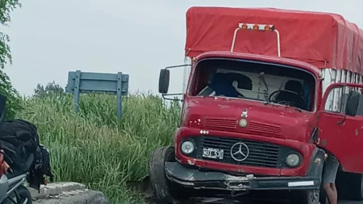 Un camión impactó contra el puente del canal Serodino en Ruta 91