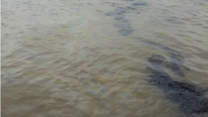 Se hundió un barco en el Paraná y hay preocupación por posible derrame de petróleo
