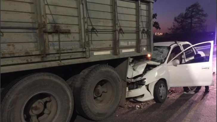 Accidente en autopista: Un auto se metió abajo de un camión