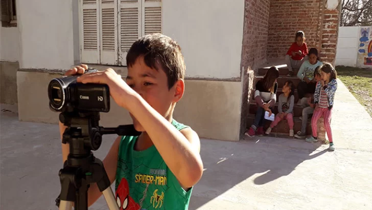 Cordón Industrial: Dictan un creativo taller de cine para niños