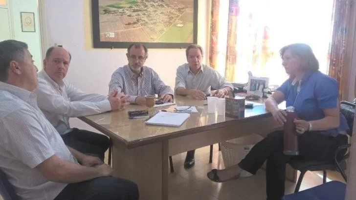 Funcionarios provinciales reunidos con el Presidente Comunal de Carrizales