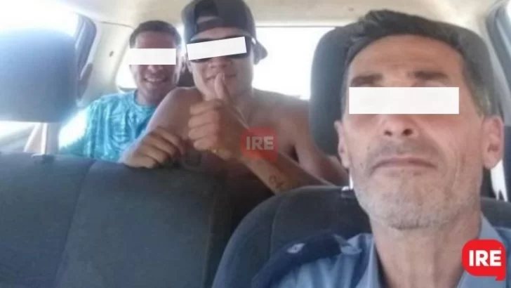 Indignante: Un policía de Aldao se sacó selfies con muchachos en el patrullero