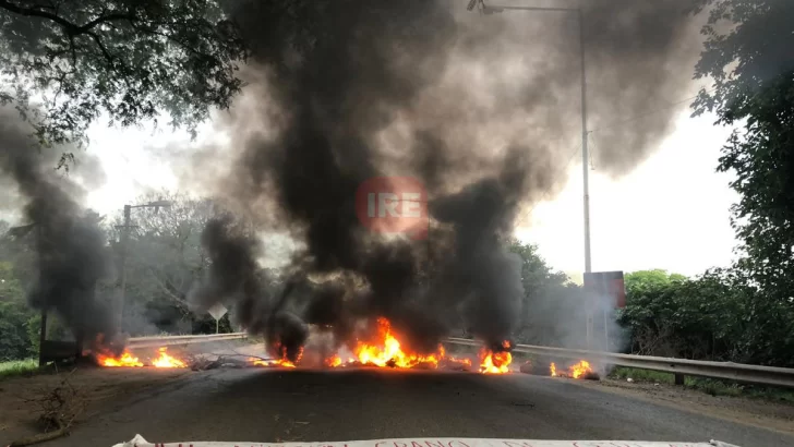 Los vecinos de La Ribera cortan ruta 11 por tiempo indeterminado