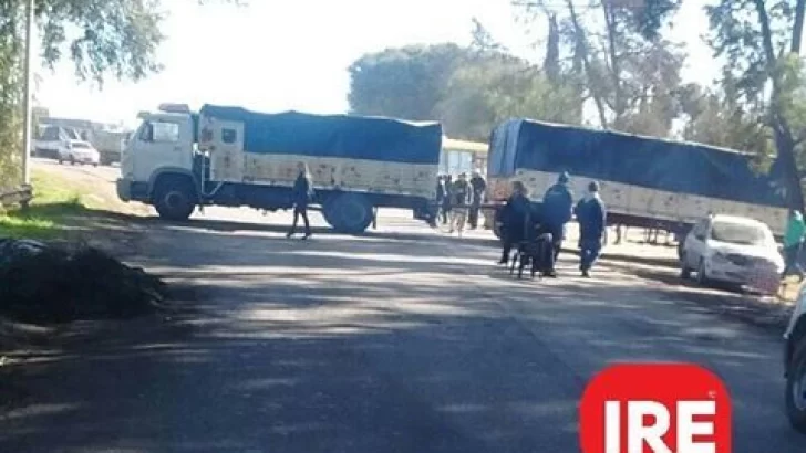 Luego de cortar la Ruta 11 a la altura de Villa La Ribera se traslada el piquete a las cerealeras