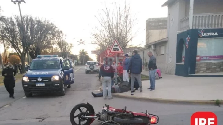 Una camioneta y una moto chocaron en la esquina del paso a nivel