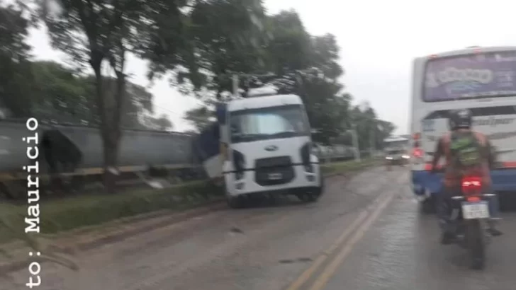 Un camión volcó en pleno centro de Timbúes y causó demoras