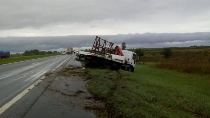 En medio de la tormenta despistó un camión en autopista a la altura de Maciel