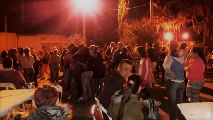 Pese al frío, una multitud se concentró en la plaza y bailó al ritmo de Simpatía