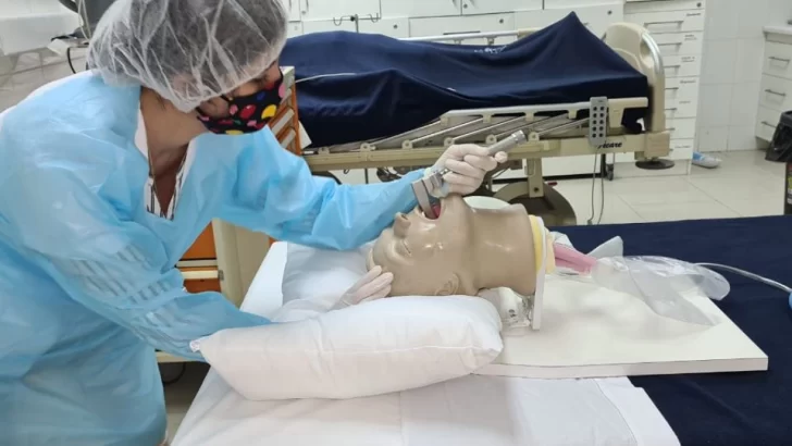 Un centenar de trabajadores de la salud se capacitaron en intubación