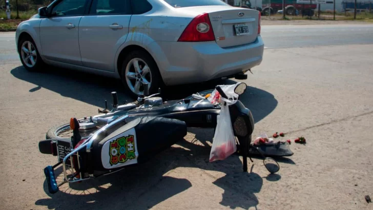 Un joven herido tras un choque entre una moto y un auto en Andino