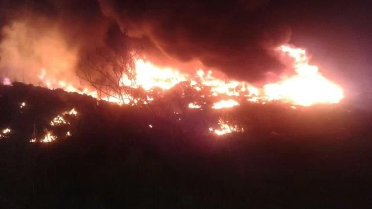 DÍAS COMPLICADOS: AHORA ARDIÓ EN LLAMAS EL BASURAL DE BARRANCAS