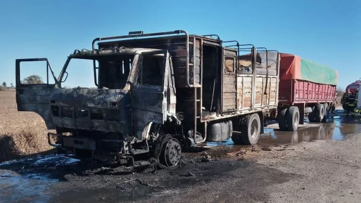 Se incendió la cabina completa de un camión camino a los puertos en Timbúes