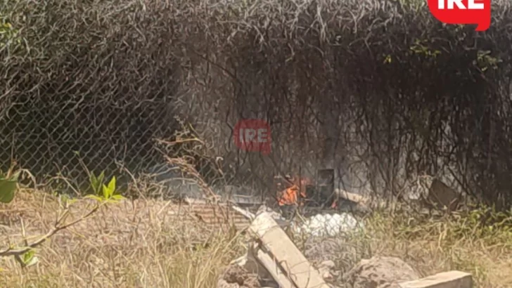 En medio de las alertas bomberos salieron a apagar basura de un patio