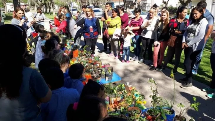 Jardín Nucleado: Alumnos vendieron plantines en la plaza central