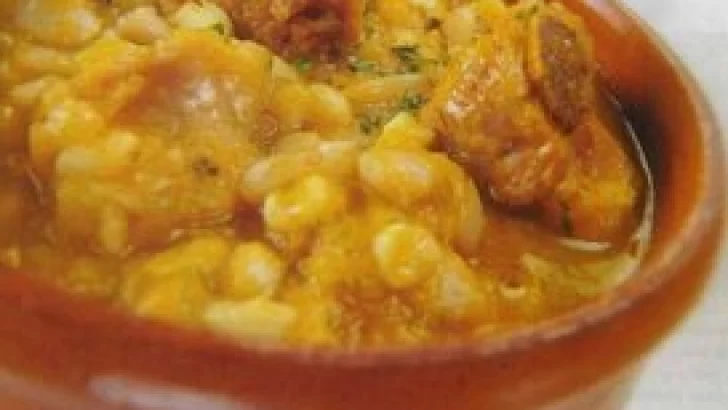 Venta de locro y empanadas para recaudar fondos