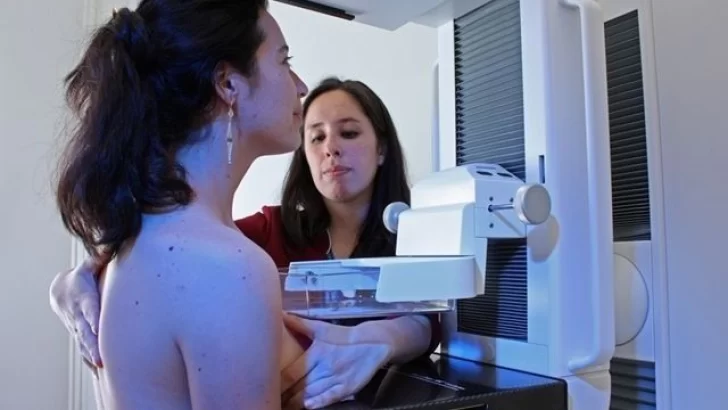 En rosa: Entregan casa por casa de turnos para mamografías