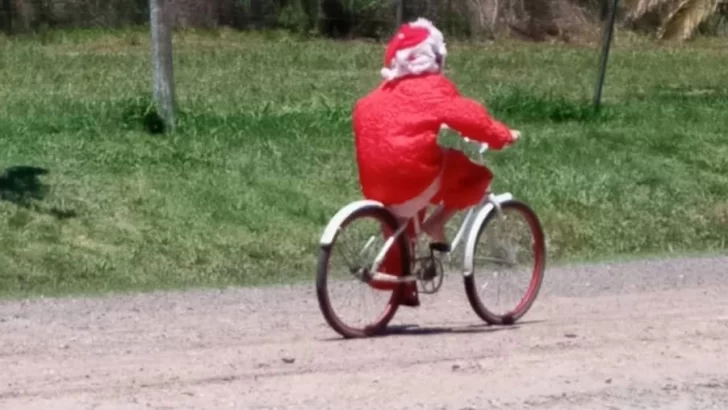 Papa Noel se anticipó, salió en bici y alegró a los niños en Monje