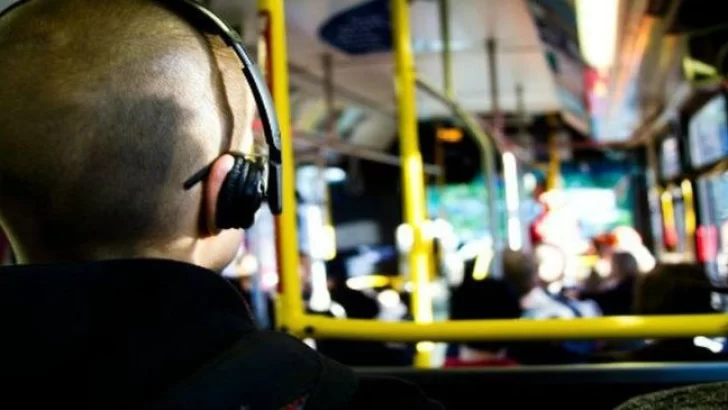 Media sanción para la Ley que prohibe escuchar música sin auriculares en el colectivo